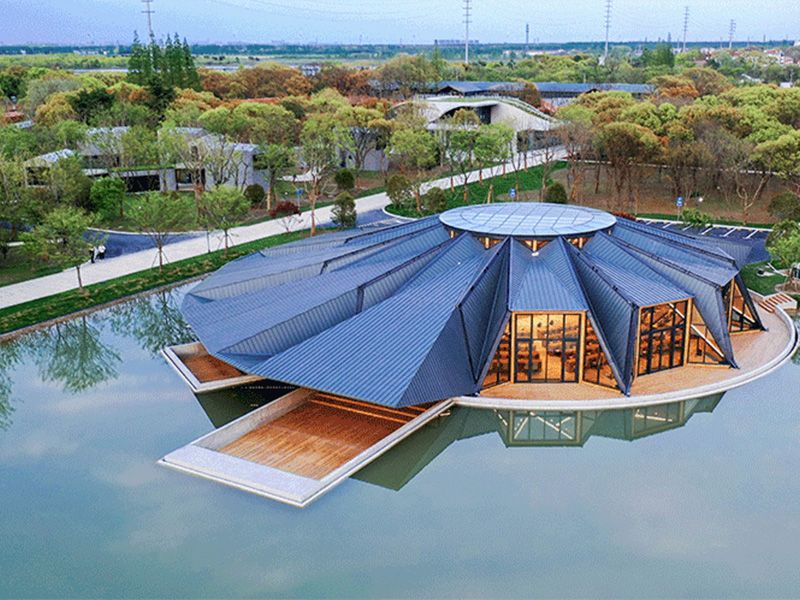 Конференц-центр с индивидуальным стальным каркасом и односкатной крышей.