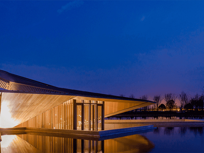 Конференц-центр с индивидуальным стальным каркасом и односкатной крышей.