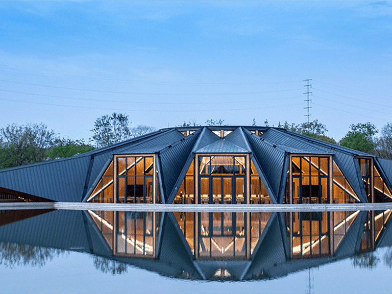 Конференц-центр с индивидуальным стальным каркасом и односкатной крышей.