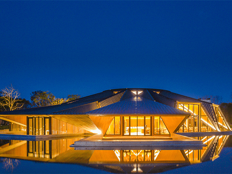 Конференц-центр с индивидуальным стальным каркасом и односкатной крышей.