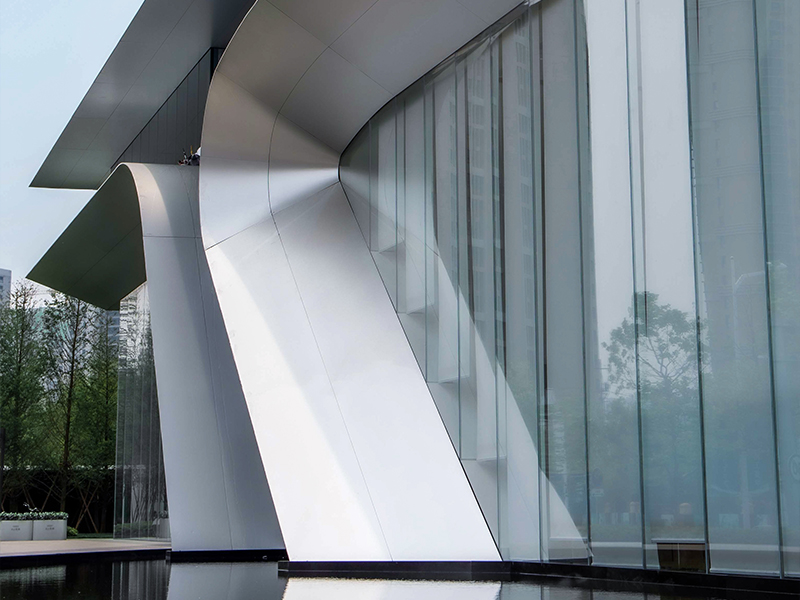 Rozwiązanie hali wystawowej z lekkimi profilami stalowymi