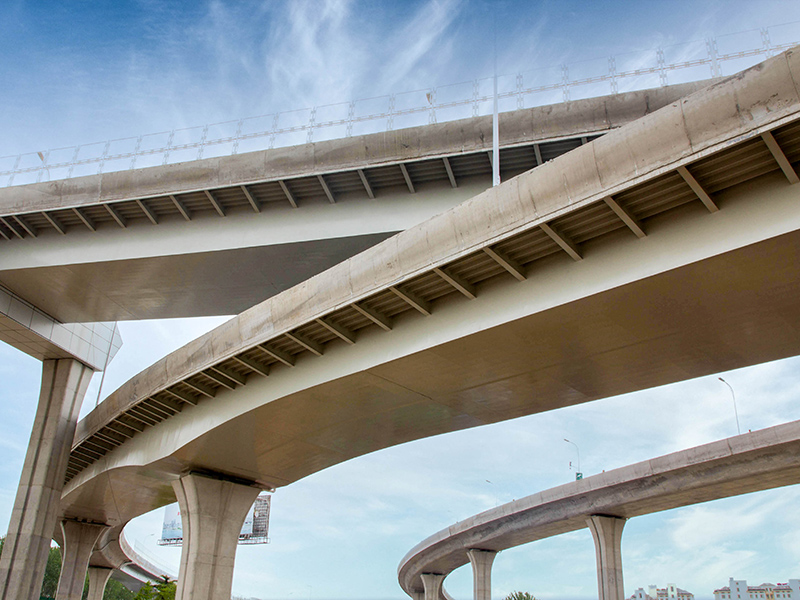 حلول جسور الطرق السريعة للمطارات باستخدام إطارات من العوارض الفولاذية