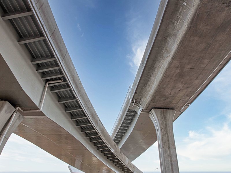 حلول جسور الطرق السريعة للمطارات باستخدام إطارات من العوارض الفولاذية