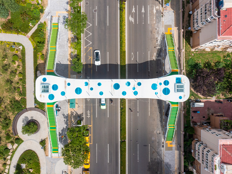 Portal çerçeveli metal sundurma ile yaya üst geçidi