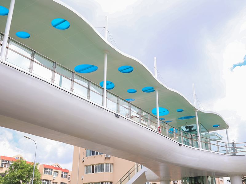 Portal çerçeveli metal sundurma ile yaya üst geçidi