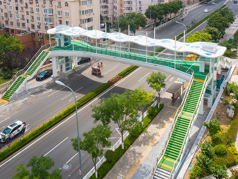 Portal çerçeveli metal sundurma ile yaya üst geçidi