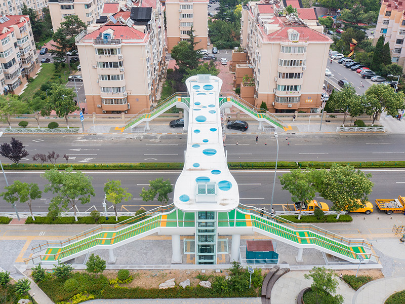 Portal çerçeveli metal sundurma ile yaya üst geçidi