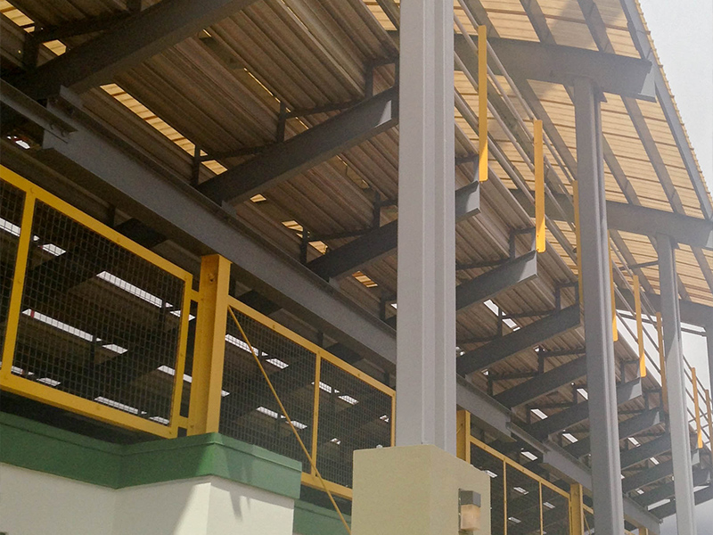 Cubierta prefabricada de acero para tribuna con estructura de techo.