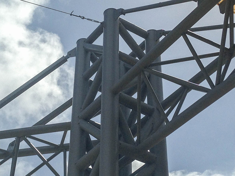 Cubierta prefabricada de acero para tribuna con estructura de techo.