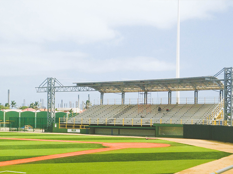 Cubierta prefabricada de acero para tribuna con estructura de techo.