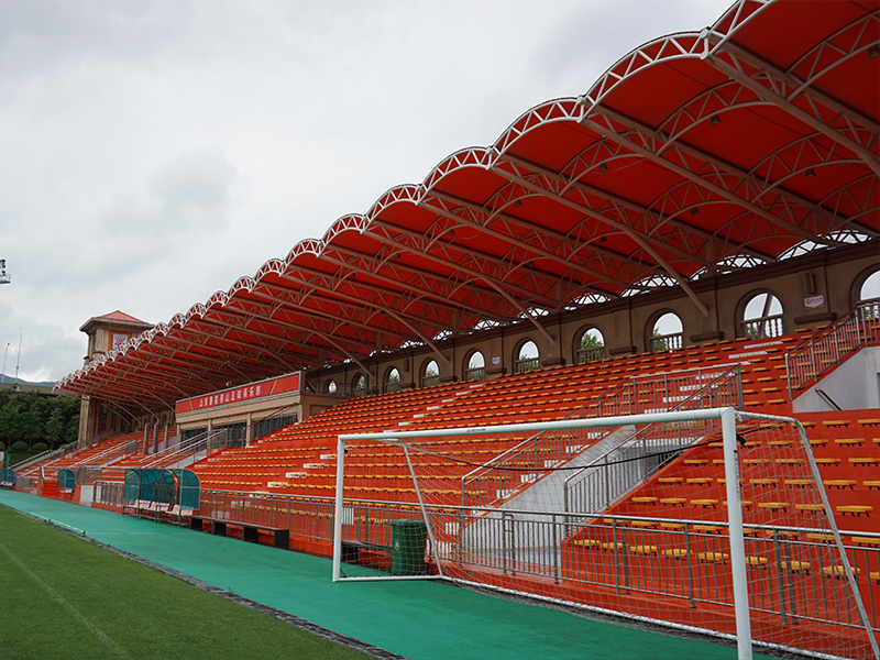 Solution de toiture à ossature métallique pour stades sportifs